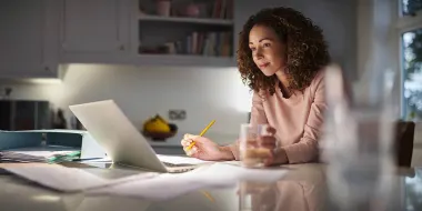 Woman writing at a laptop (© istock.com/sturti)
